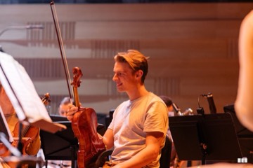 A young violinist playing with AChA